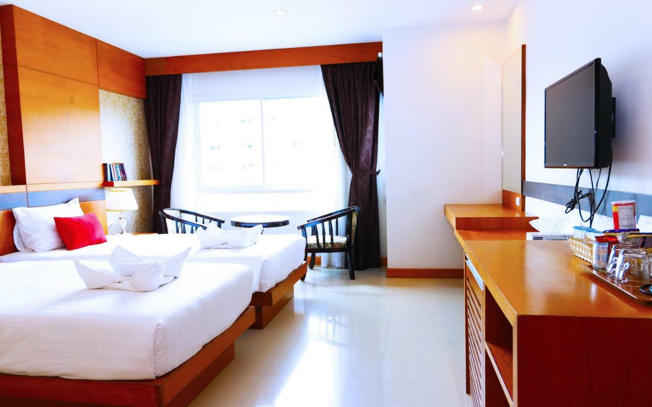 Alexander Hotel Patong Bagian luar foto